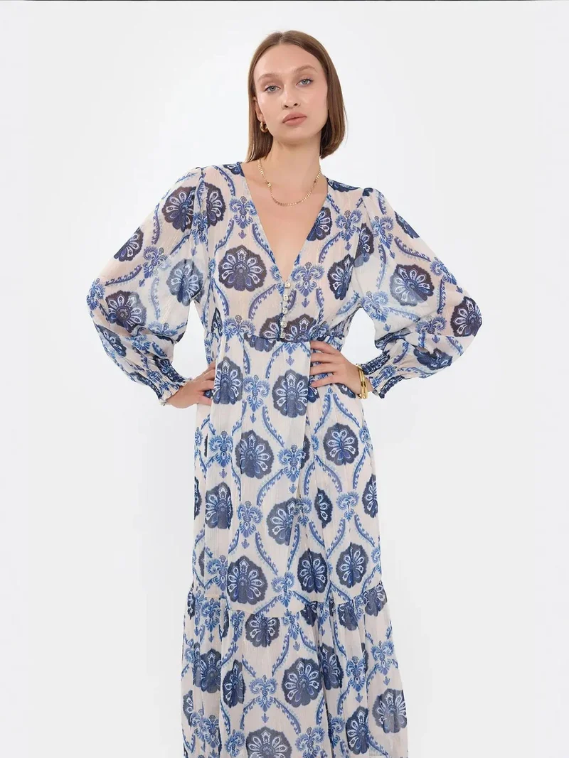 زوبعة فستان ماكسي بطبقات وأزرار وياقة على شكل حرف  بتصميم تجريدي