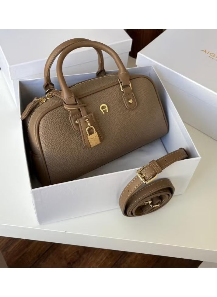 An elegant women's bag from the Aigner brand