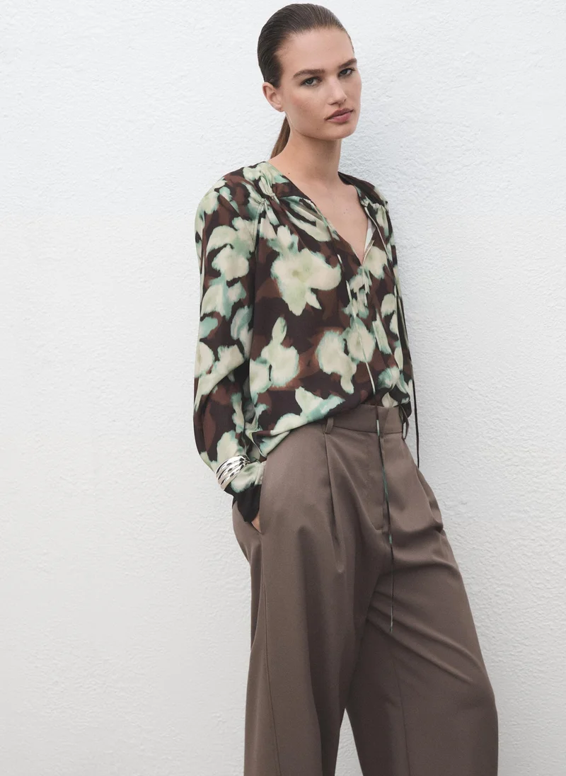 مانجو بلوزة بياقة على شكل حرف  مع ربطة