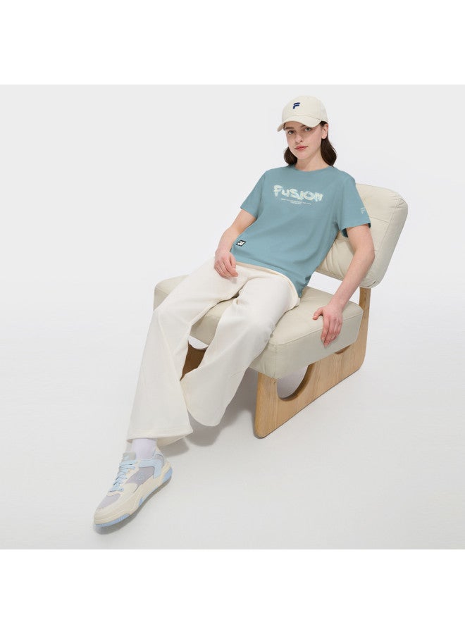 FILA تي شيرت نسائي مضاد للبكتيريا من سلسلة فيوجن للنساء، قميص قصير الأكمام ذو ياقة دائرية محبوك - Image 2