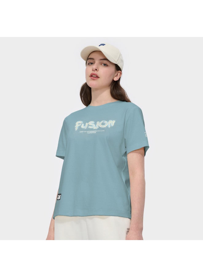 FILA تي شيرت نسائي مضاد للبكتيريا من سلسلة فيوجن للنساء، قميص قصير الأكمام ذو ياقة دائرية محبوك - Image 3