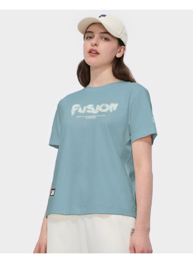 FILA تي شيرت نسائي مضاد للبكتيريا من سلسلة فيوجن للنساء، قميص قصير الأكمام ذو ياقة دائرية محبوك - Image 1