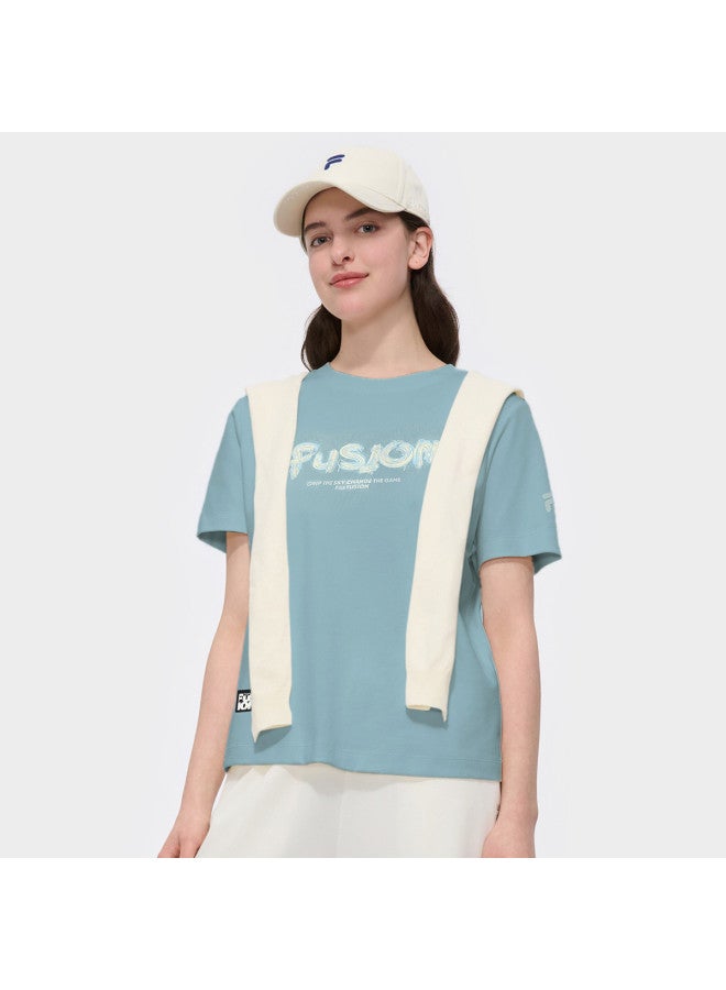 FILA تي شيرت نسائي مضاد للبكتيريا من سلسلة فيوجن للنساء، قميص قصير الأكمام ذو ياقة دائرية محبوك - Image 4