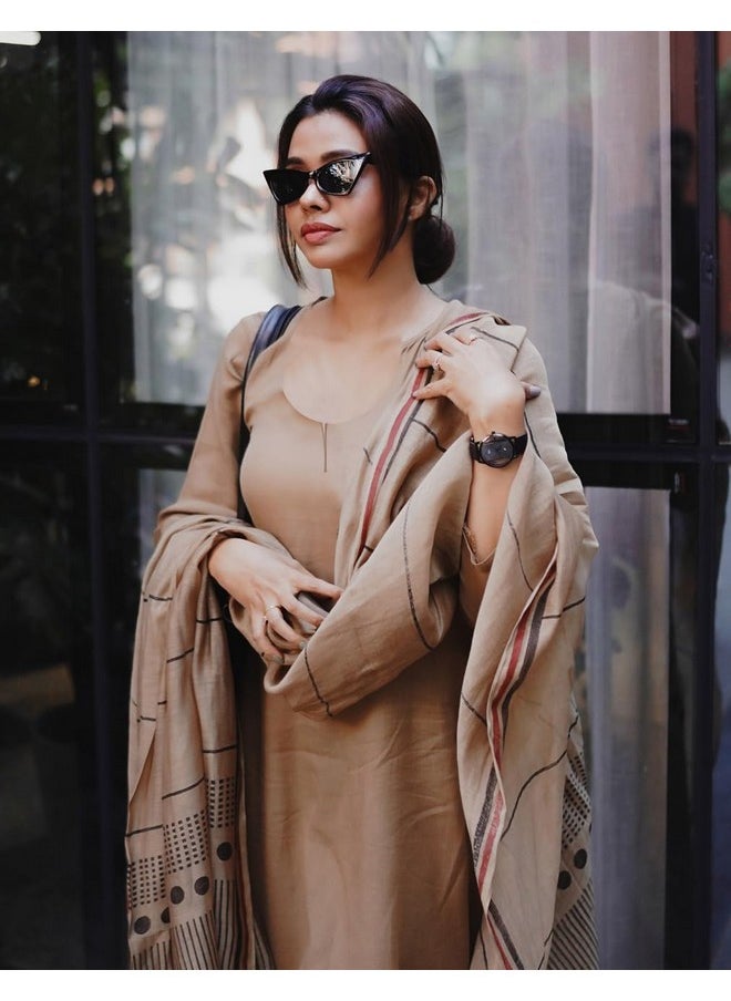 آني ديزاينر - قميص كورتا سادة مستقيم من مزيج الرايون للنساء من ANNI DESIGNER مع بنطلون ووشاح (Raja Saab Beige-VKS01_L_Beige_Large) - Image 1