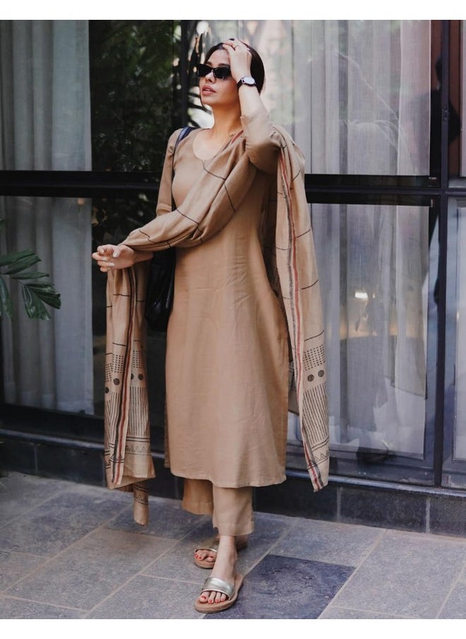 آني ديزاينر - قميص كورتا سادة مستقيم من مزيج الرايون للنساء من ANNI DESIGNER مع بنطلون ووشاح (Raja Saab Beige-VKS01_L_Beige_Large) - Image 1
