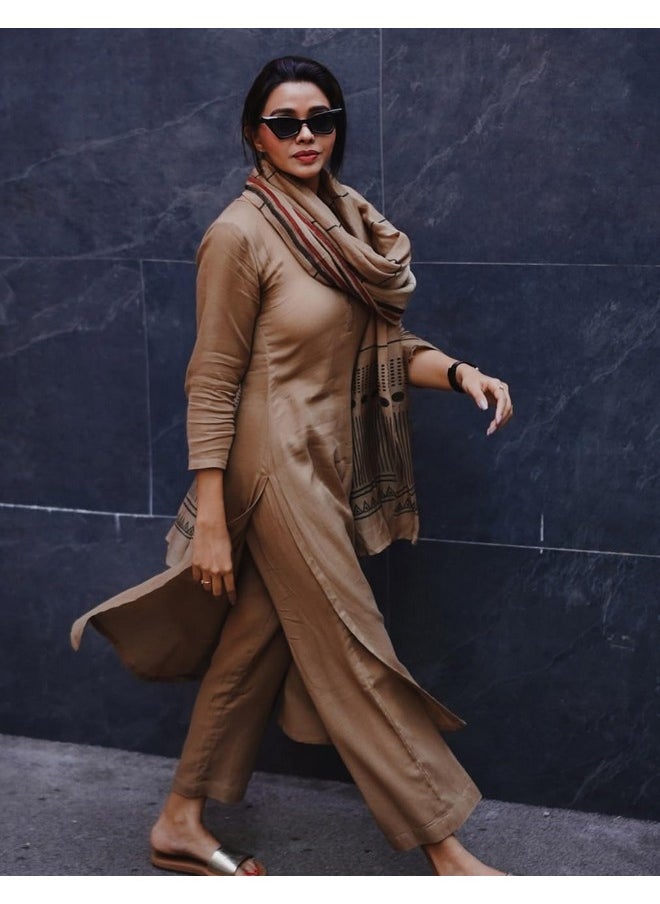آني ديزاينر - قميص كورتا سادة مستقيم من مزيج الرايون للنساء من ANNI DESIGNER مع بنطلون ووشاح (Raja Saab Beige-VKS01_L_Beige_Large) - Image 1
