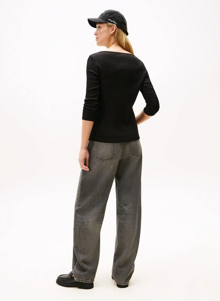 تومي هيلفيغر تيشيرت بياقة دائرية مزين بشعار العلامة التجارية