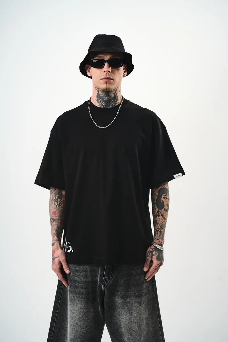 ريسباير تي شيرت رجالي مقاس كبير (Oversize) بطبعة "World Is Mine"، أسود