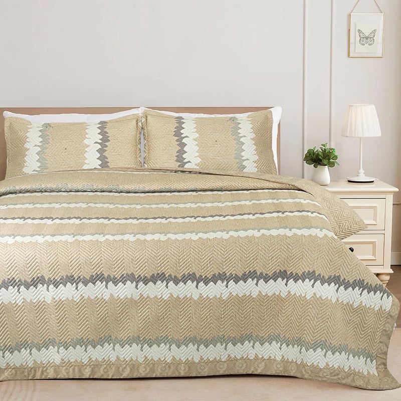 BSB مجموعة لحاف BSB HOME المطرز لجميع الأجواء 3 قطع مع أغطية الوسائد - غطاء سرير خفيف الوزن / لحاف / كويتي - مزدوج، 150 جرام لكل متر مربع | بيج وأبيض - Image 1