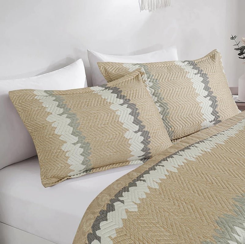BSB مجموعة لحاف BSB HOME المطرز لجميع الأجواء 3 قطع مع أغطية الوسائد - غطاء سرير خفيف الوزن / لحاف / كويتي - مزدوج، 150 جرام لكل متر مربع | بيج وأبيض - Image 4