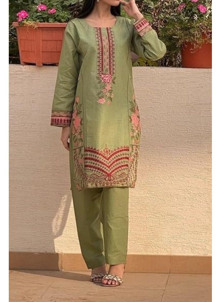 وينشيلز طقم سلوار كاميز نسائي باللون الأخضر الزيتوني، يتكون من كورتا طويلة مطرزة بالزهور وبنطلون متناسق من قطن كامبريك الممتاز - مقاس كبير. - Image 3