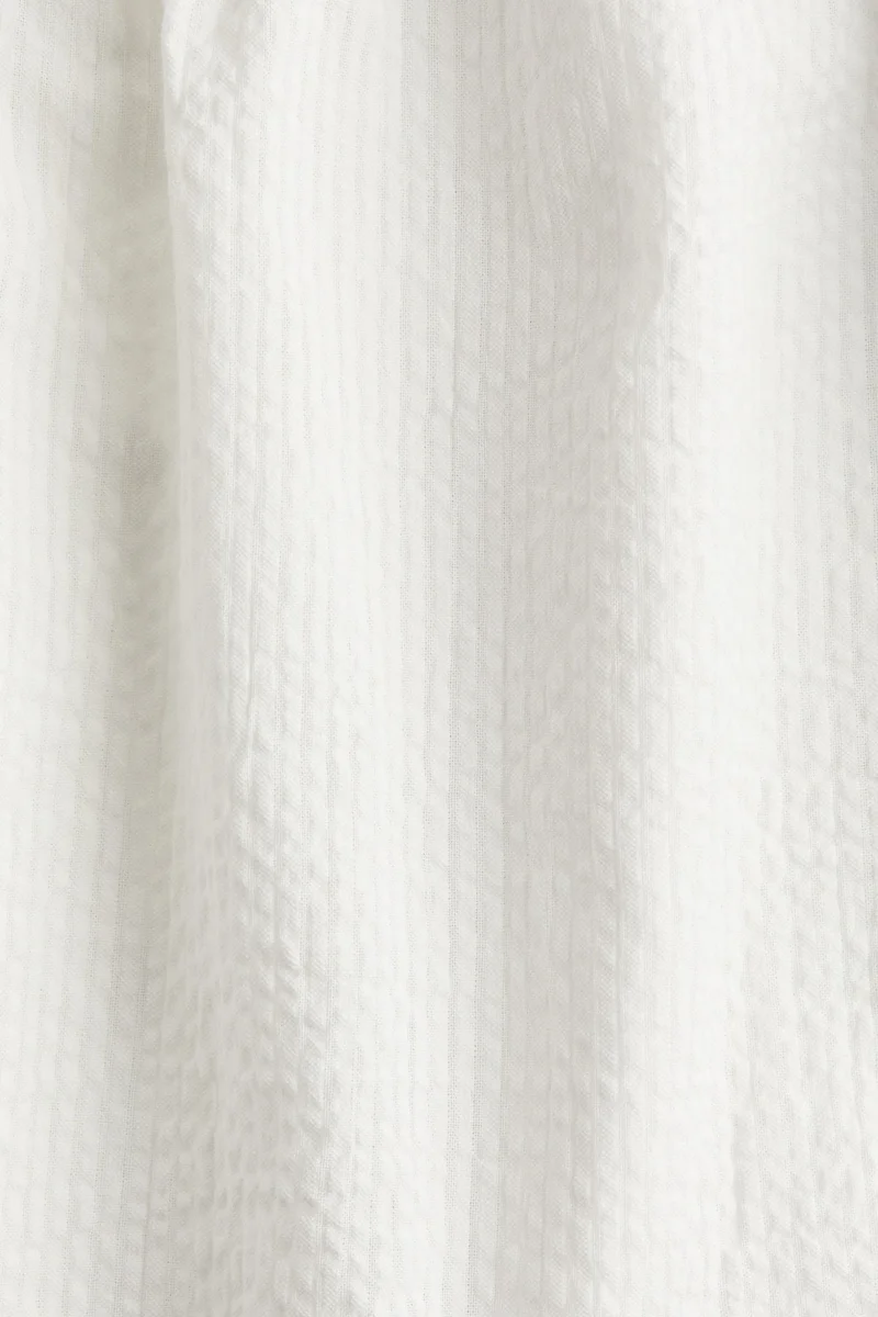 اتش اند ام بلوزة من قماش قطني مجعد ومرن