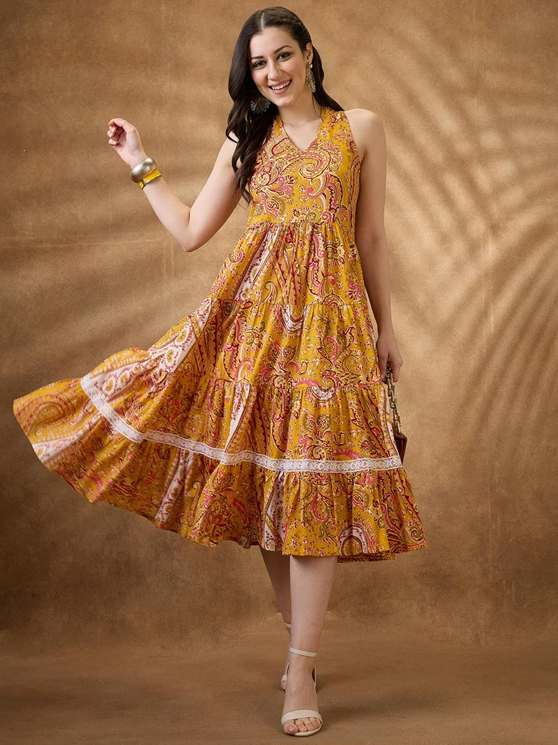 جلو باص فستان ميدي فيوجن نسائي جلوبس أصفر بطبعة بيزلي بياقة هالتر وقصة فيت آند فلير