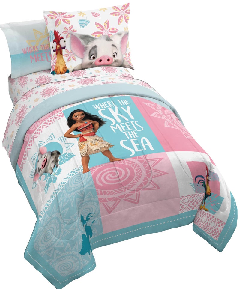 Jay Franco Disney Moana Full Comforter Set Ã¢â‚¬â€œ Tropical Patchwork 7 Piece Bedding Features Pua and HEI HEI -Includes Sheet Set & Pillow Covers - Super Soft Kids Microfiber Bed Set - Image 1