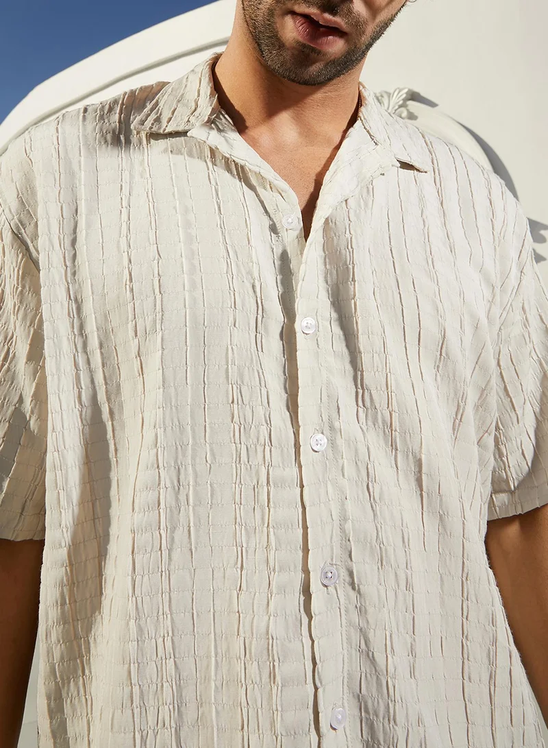 كامبوس سوترا Campus Sutra Men's Saltbox Beige Crumble-Revival Oversized Shirt For Casual Wear | Cuban Collar | Short Regular Sleeves | Button Closure | Oversized Shirt Crafted With Comfort Fit For Everyday Wear