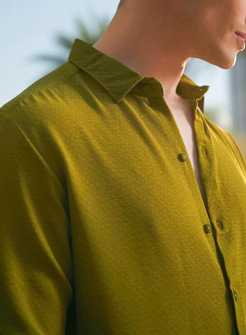 Campus Sutra Campus Sutra Men's Olive Green Distorté-Woven Regular Shirt For Casual Wear | Spread Collar | Long Cuffed Sleeves | Button Closure | Shirt Crafted With Comfort Fit For Everyday Wear
