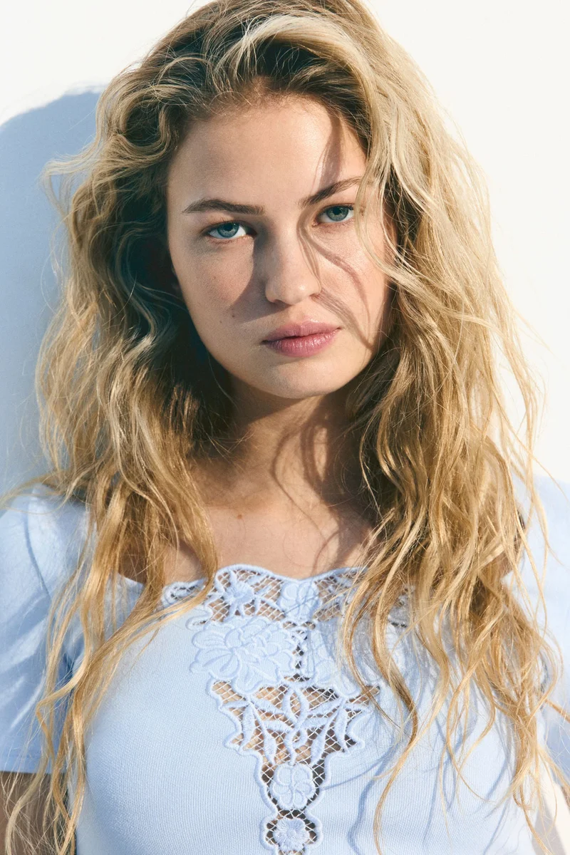 اتش اند ام بلوزة من نسيج بثقوب