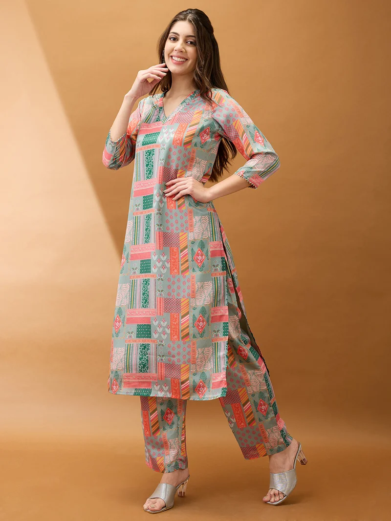 جلو باص طقم كورتا نسائي مطبوع بالزهور متعدد الألوان بياقة على شكل حرف  ودانتيل جوتا مع بنطلون