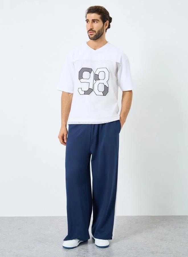 ستايلي تيشيرت واسع مزين بخياطة وتفاصيل شبكية