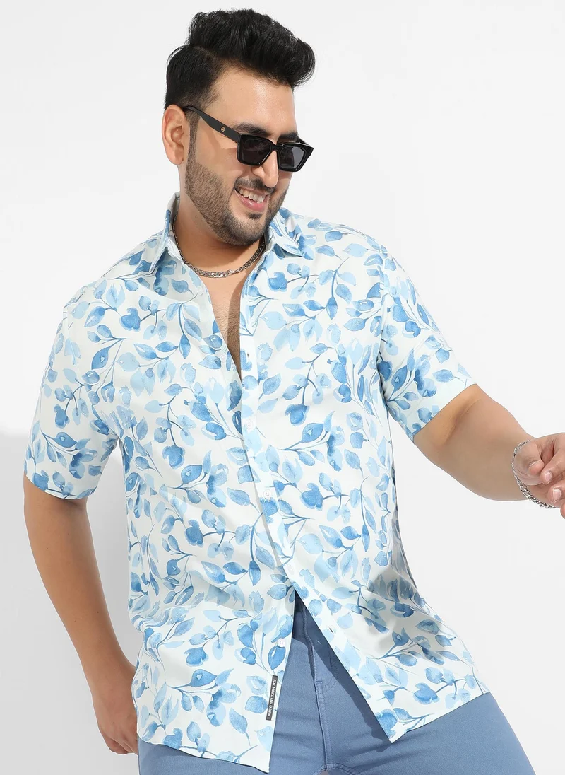 انستافاب بلس قميص رجالي أبيض وأزرق بطبعة أوراق شجر فنية من إنستافاب بلس