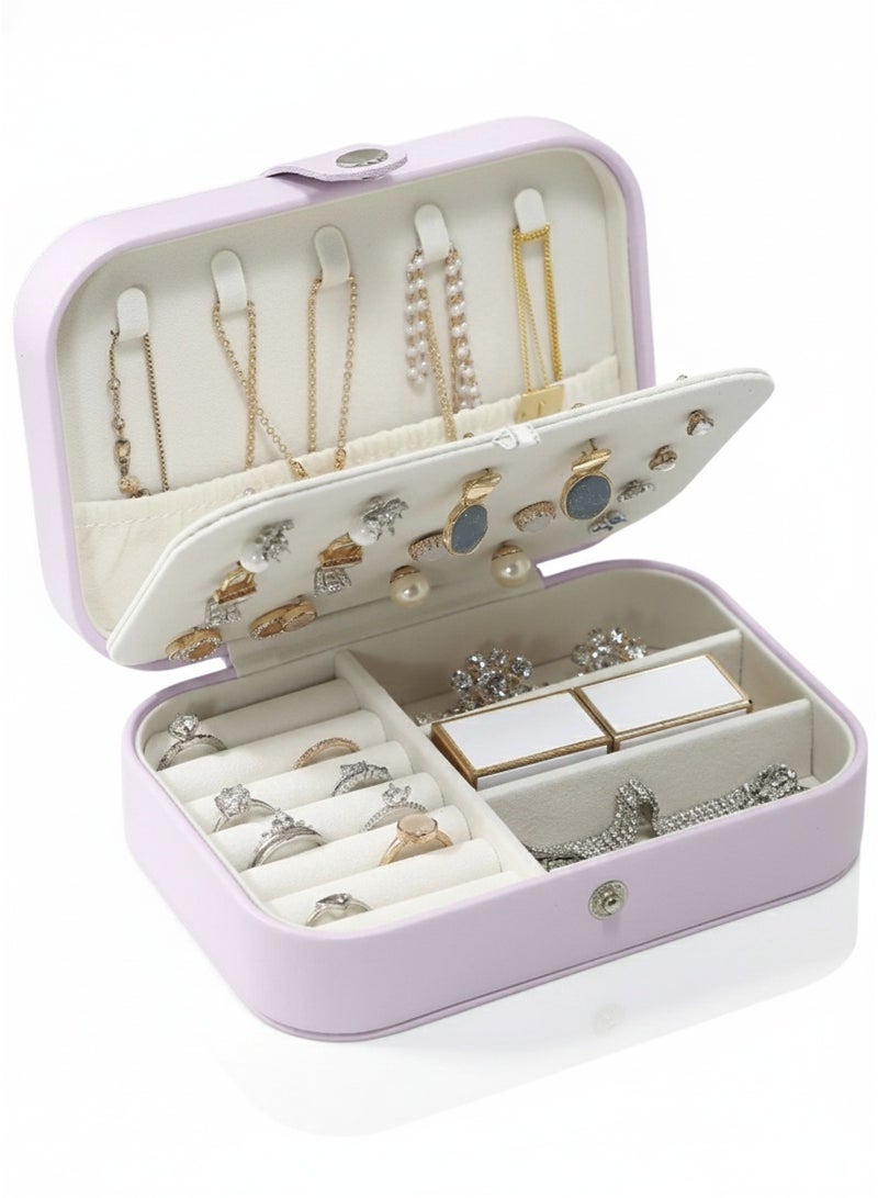 تانجبلب علبة مجوهرات سفر من الجلد الصناعي PU للنساء والبنات، منظم مجوهرات محمول بتصميم طبقتين مع فواصل قابلة للتعديل لترتيب الخواتم والأقراط والقلادات والأساور، صندوق تخزين مضاد للخدش ببطانة مخملية وخطافات للقلادات وجيب لحمايتها من التشابك، حجم صغير وخفيف مناسب للحقيبة والسفر والهدايا
