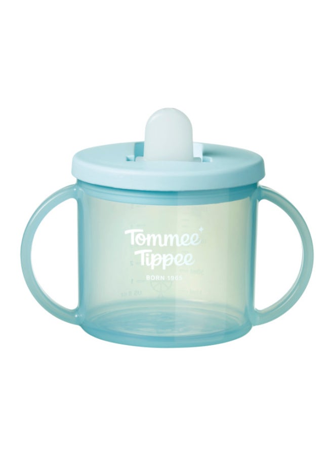 tommee tippee Everyday Favourites First Sipper, 190ml, Sippy Cup with Free-Flow Spout for Babies 4 Months+, Curved Handles are Easy to Grip, Assorted Colours, 1 pack