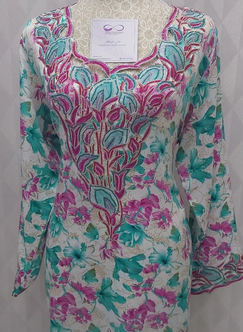 الريش البنفسجي  مخاوير تطريز خليجي يدوي مع وشاح المقاس: XL - Image 1