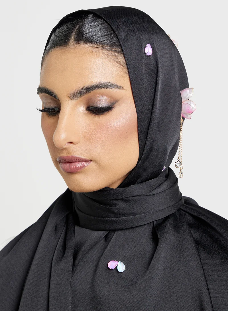 خزانة حجاب طويل مزين بالزهور
