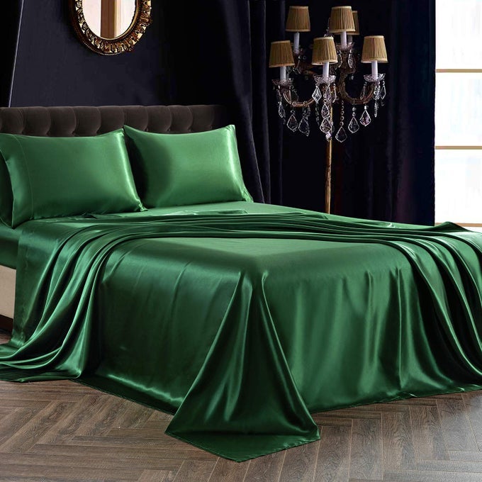4PCS SATIN SHEET SET QUEEN SIZE ULTRA SILKY SOFT EMERALD GREEN SATIN QUEEN BED SHEETS WITH DEEP POCKET 1 FITTED SHEET 1 FLAT SHEET 2 ENVELOPE CLOSURE PILLOWCASES