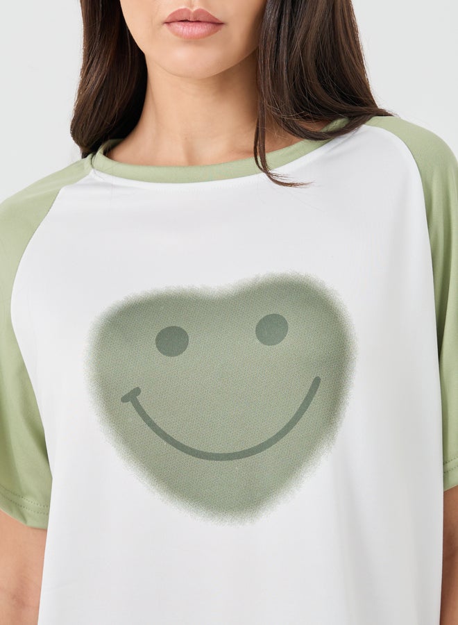 تايك تو طقم بيجامة تي شيرت وشورت بأكمام راجلان مطبوع عليه ابتسامة - Image 3