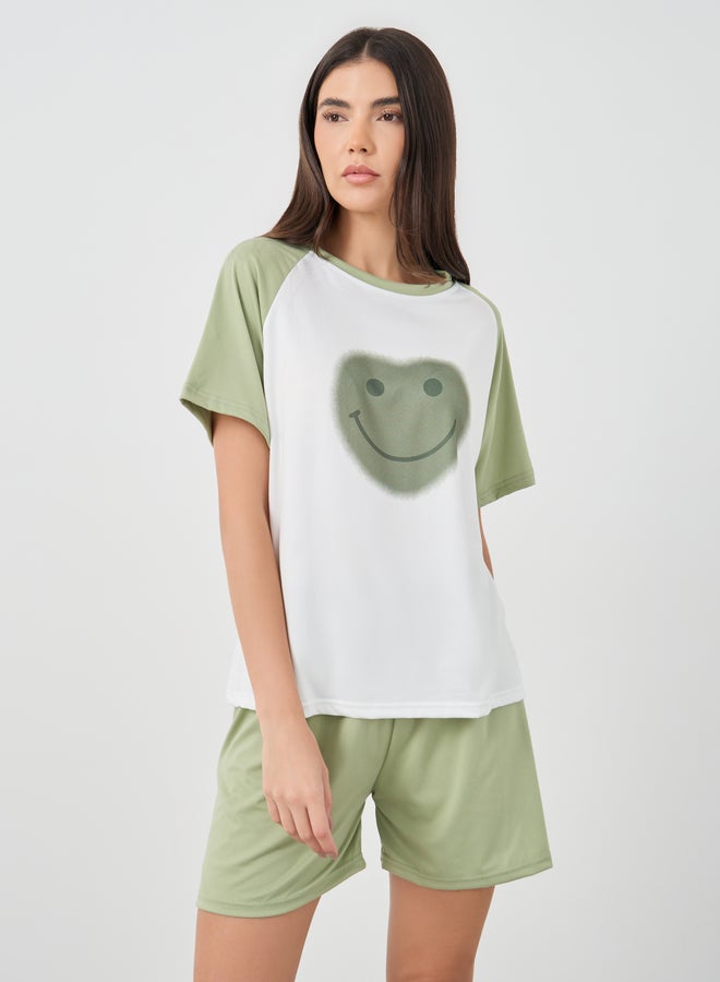 تايك تو طقم بيجامة تي شيرت وشورت بأكمام راجلان مطبوع عليه ابتسامة - Image 2