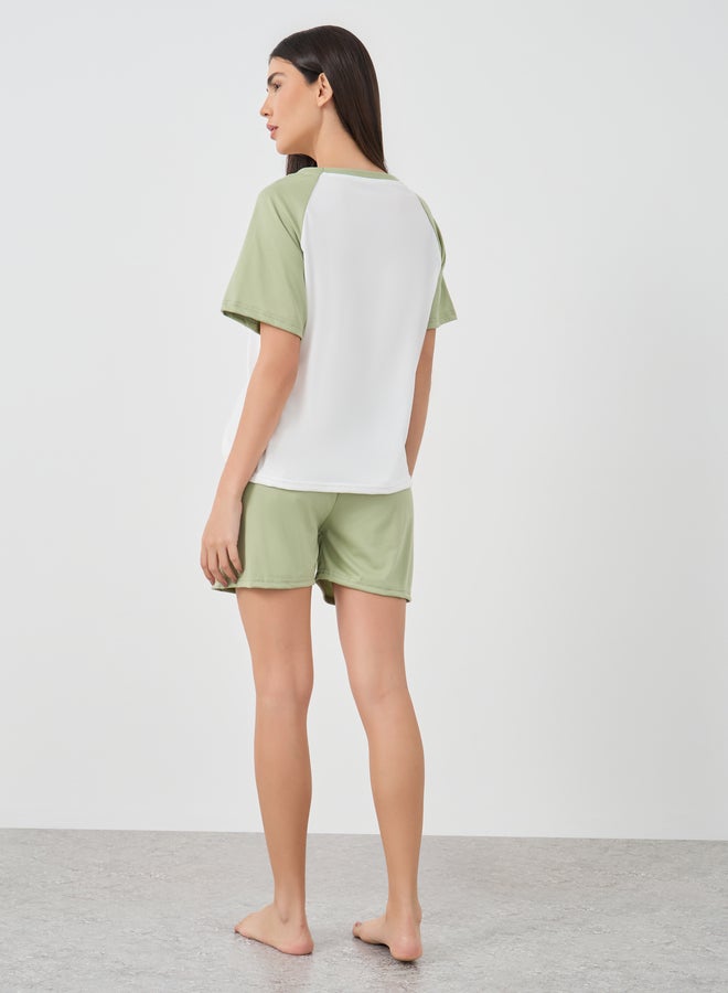 تايك تو طقم بيجامة تي شيرت وشورت بأكمام راجلان مطبوع عليه ابتسامة - Image 5