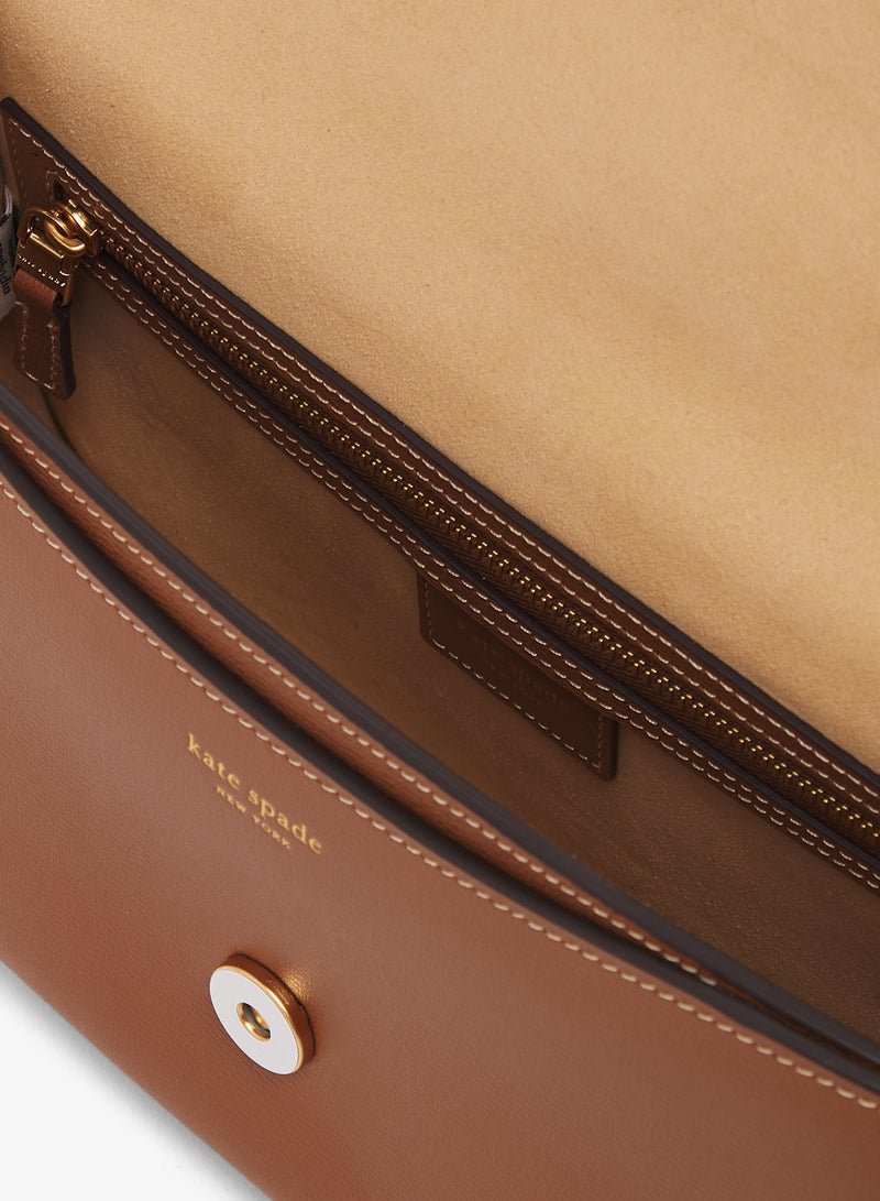 كيت سبيد حقيبة كروس بودي بغطاء مزين بشعار - Image 5