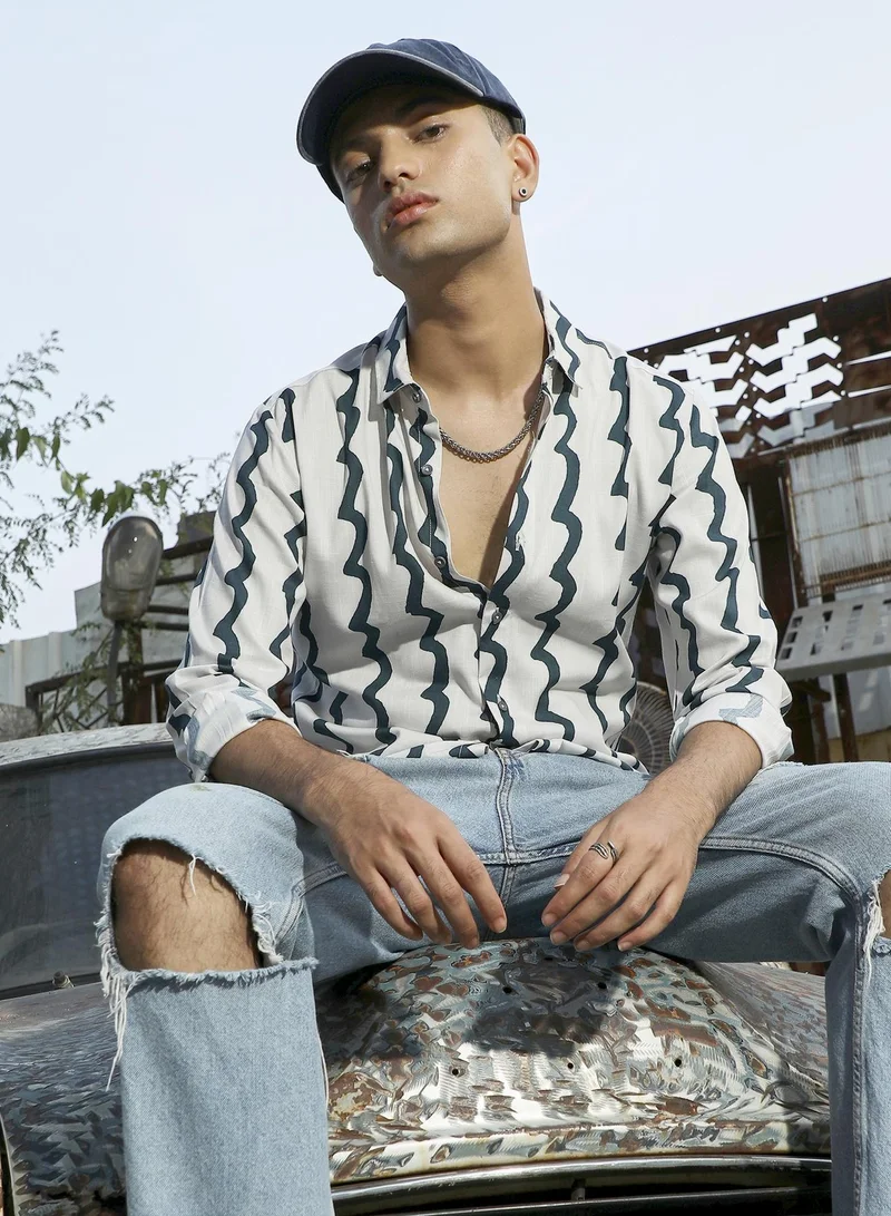 كامبوس سوترا قميص رجالي باللونين الأبيض والأزرق الداكن مع خطوط طلاء متباينة