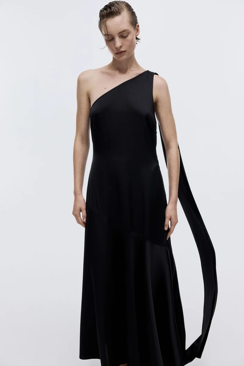 اتش اند ام فستان من الساتان بتفصيل على شكل وشاح