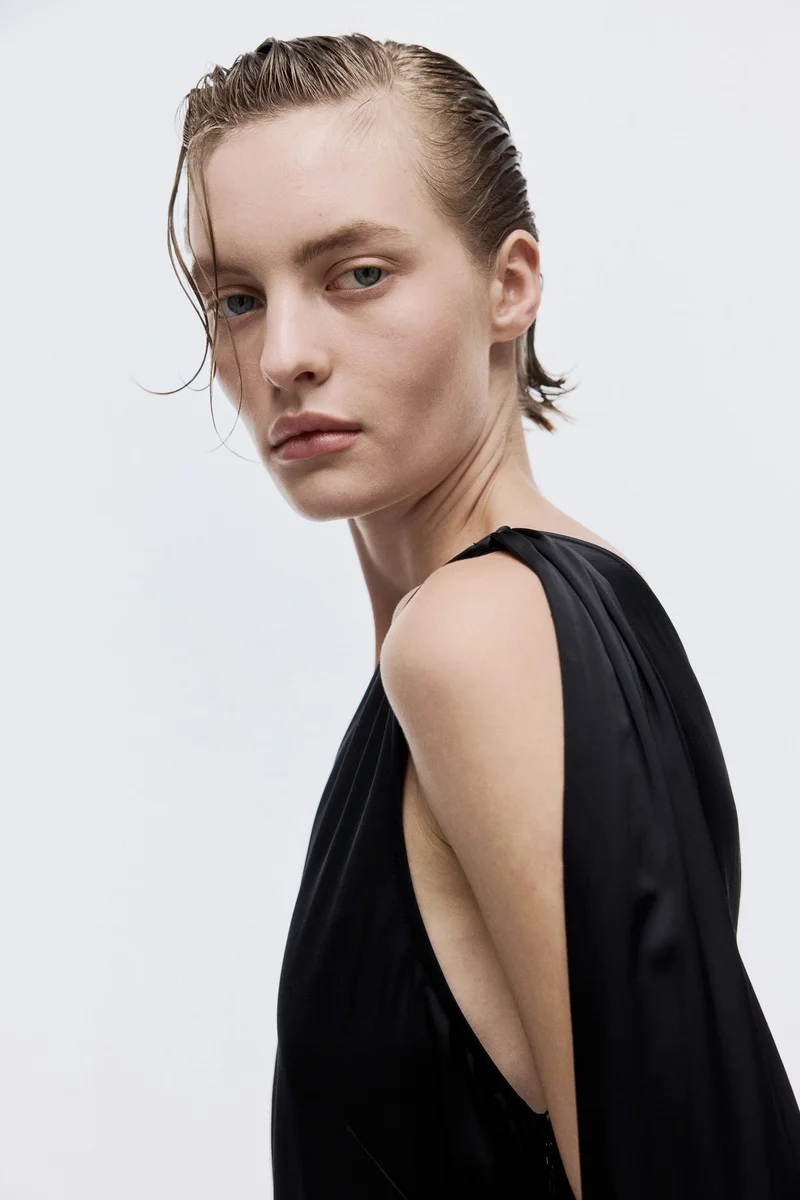 اتش اند ام فستان من الساتان بتفصيل على شكل وشاح