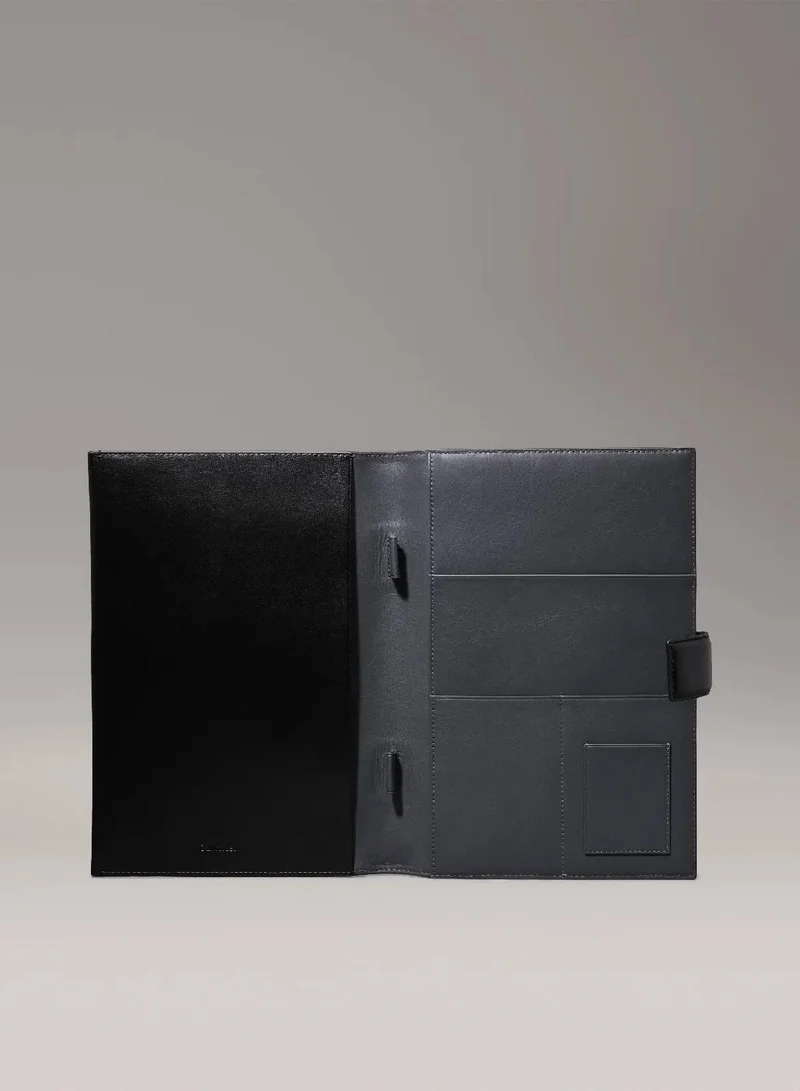 كالفن كلاين حافظة مستندات من الجلد