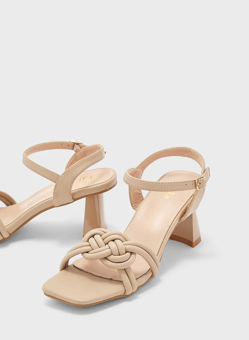 ايلا صنادل بأربطة مربعة الأصابع