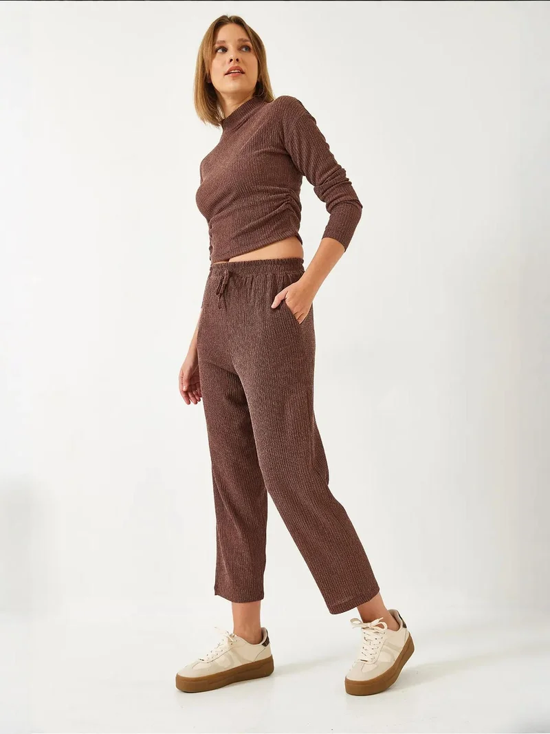 بيانكو لوتشي طقم كروب قصير بياقة عالية مزخرف من لوتشي