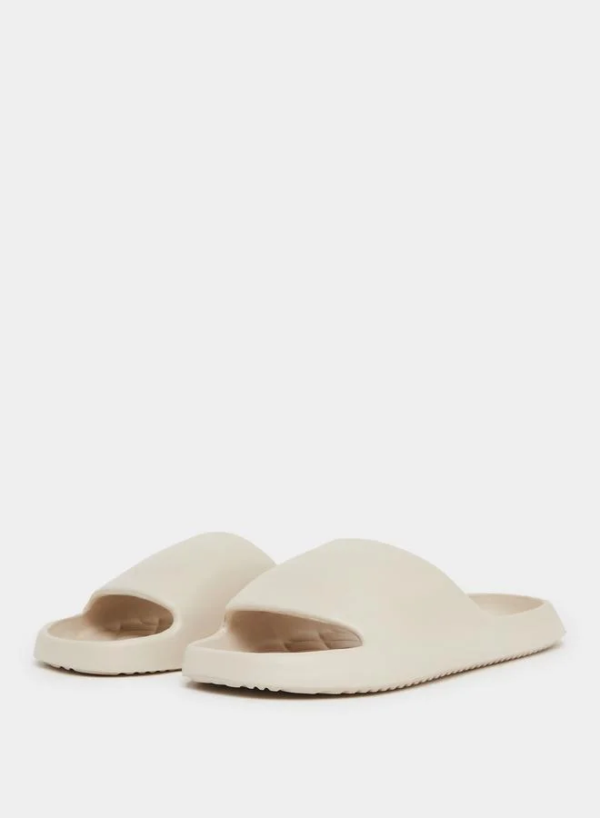 ستايلي شبشب سهل الارتداء بتفاصيل بارزة الملمس