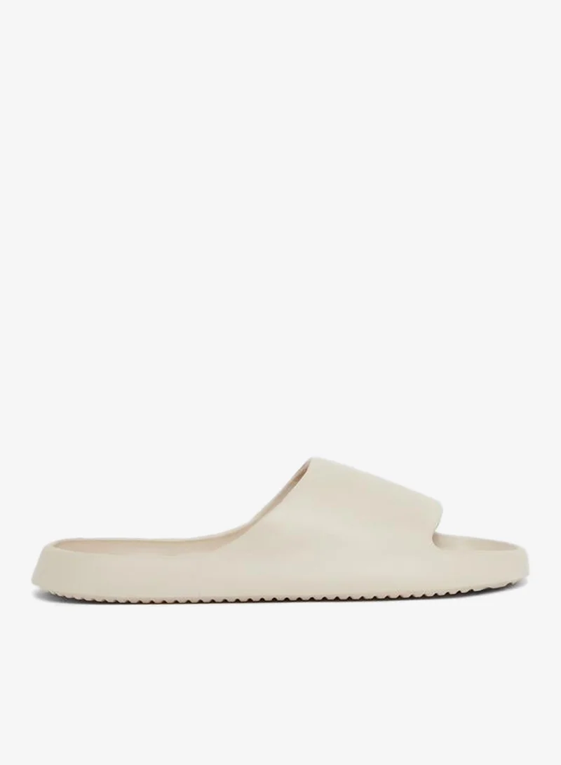 ستايلي شبشب سهل الارتداء بتفاصيل بارزة الملمس