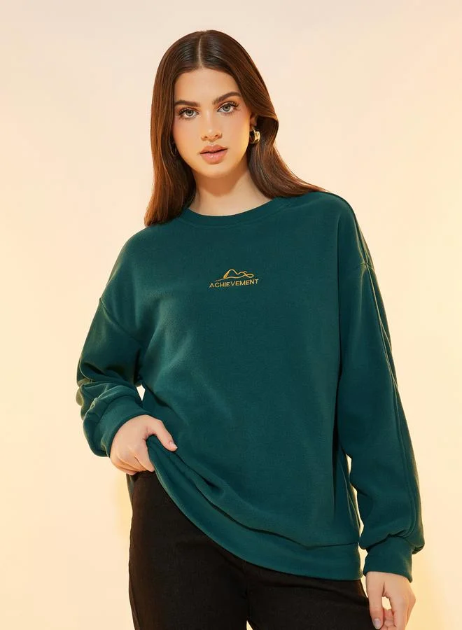 تايك تو سويت شيرت فضفاض بكتابة مُطرّزة