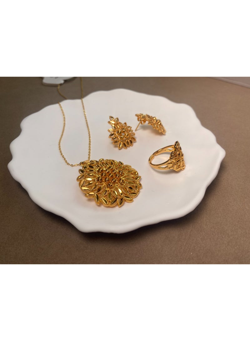 طقم نسائي مطلي بالذهب عيار ٢٢ قيراطًا: قلادة وأقراط وخاتم - عروض مميزة بمناسبة اليوم الوطني السعودي! هدايا أنيقة ومتعددة الاستخدامات لحفلات الأعياد - Image 4
