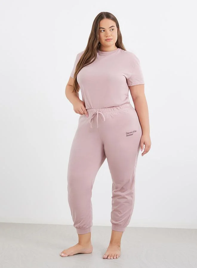 Styli Styli Plus Summer Back Graphic T-Shirt and Slogan Cuffed Pyjama Set
