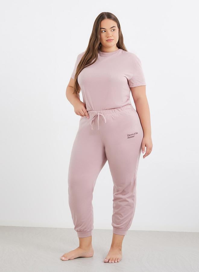 Styli Plus Summer Back Graphic T-Shirt and Slogan Cuffed Pyjama Set - Image 3