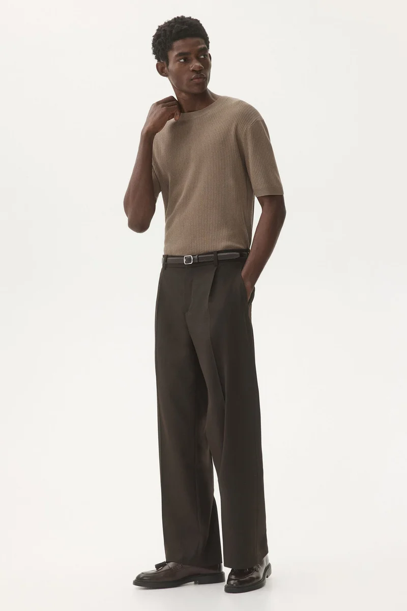 اتش اند ام تي-شيرت محبوك بتصميم مرن بقصّة سلِم