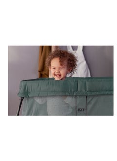 BABYBJORN سرير سفر باللون الأخضر الداكن الفاتح  - Image 4