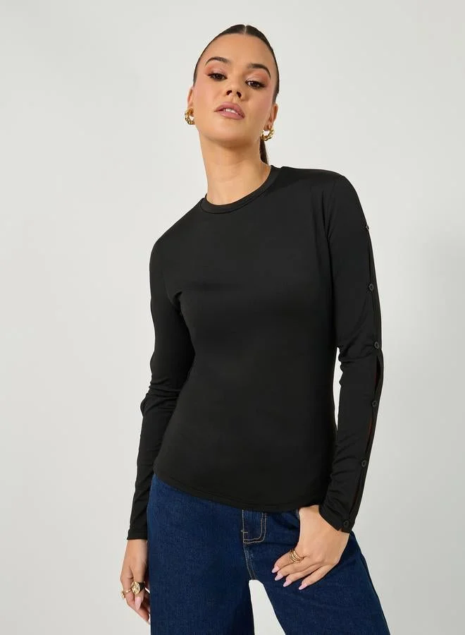 ستايلي تيشيرت بياقة مستديرة وأزرار وتفاصيل أكمام مقصوصة