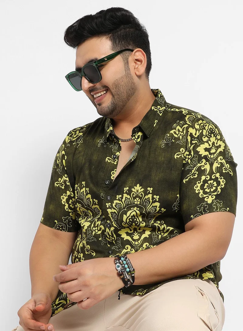 انستافاب بلس قميص رجالي ذو تصميم عرقي باللون الأخضر الغابة