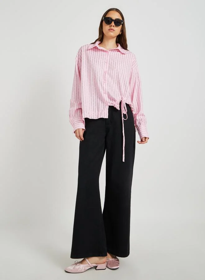 تايك تو قميص واسع بأربطة مخططة من أسفل